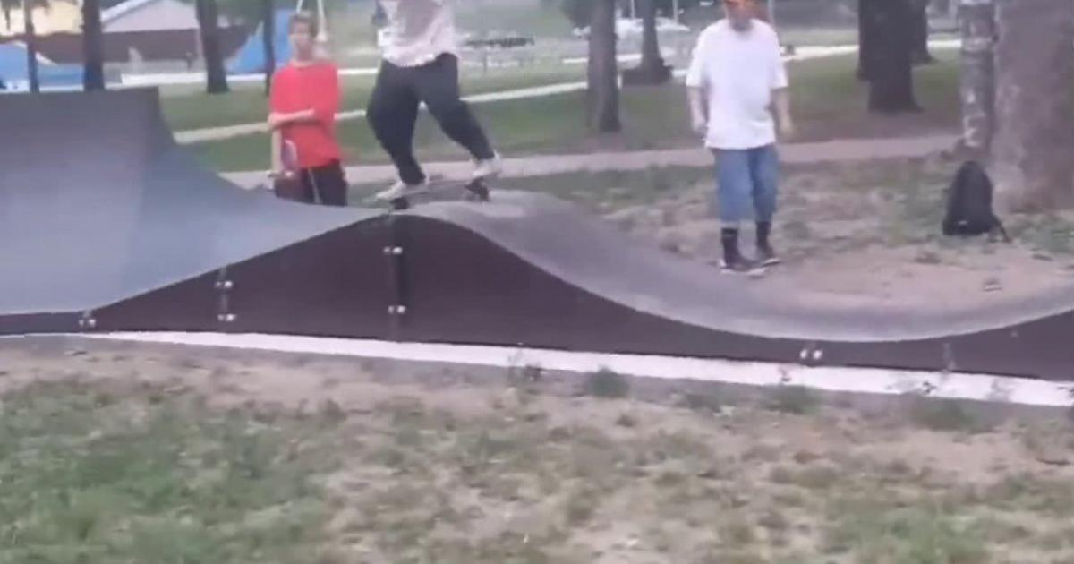 Madka z bombelkiem, stoi na skateparku i utrudnia chłopakom jazde…