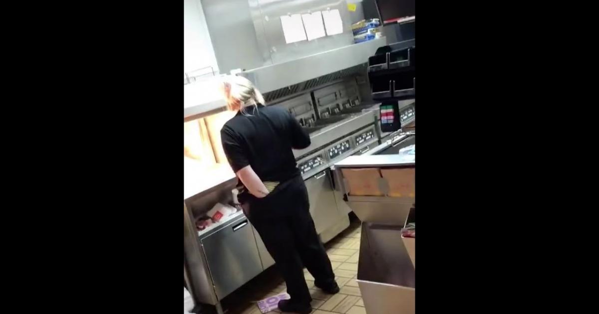 Pracownik McDonald’s dodaje własny sos do zamówienia klientów