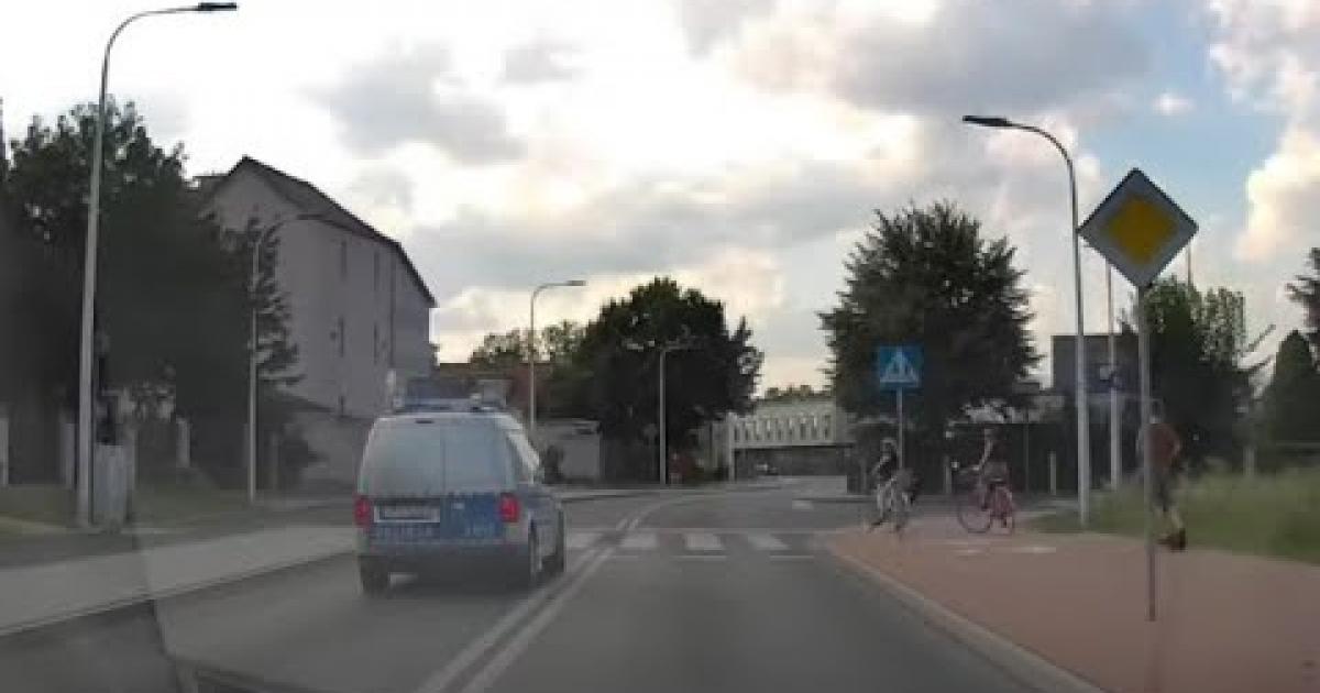 Radiowóz wyprzedza przed przejściem dla pieszych i prawie rozjeżdża rowerzyste