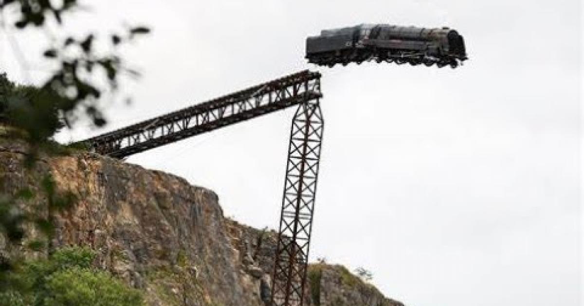 Na potrzeby ujęcia, twórcy Mission Impossible 7 zrzucają z klifu jadący pociąg