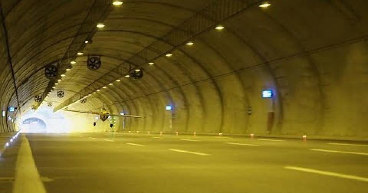 Przelot samolotem przez tunel na autostradzie