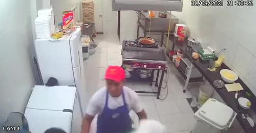 Pracownik kuchni podczas napadu