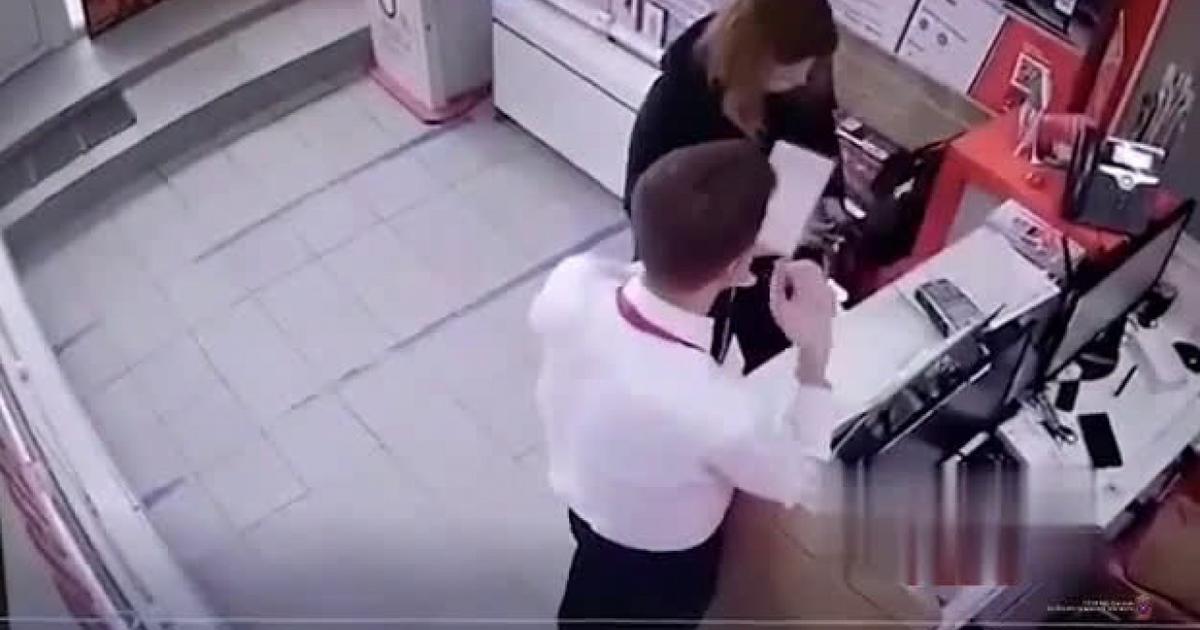 Kobieta próbuje ukraść telefon przy użyciu paralizatora