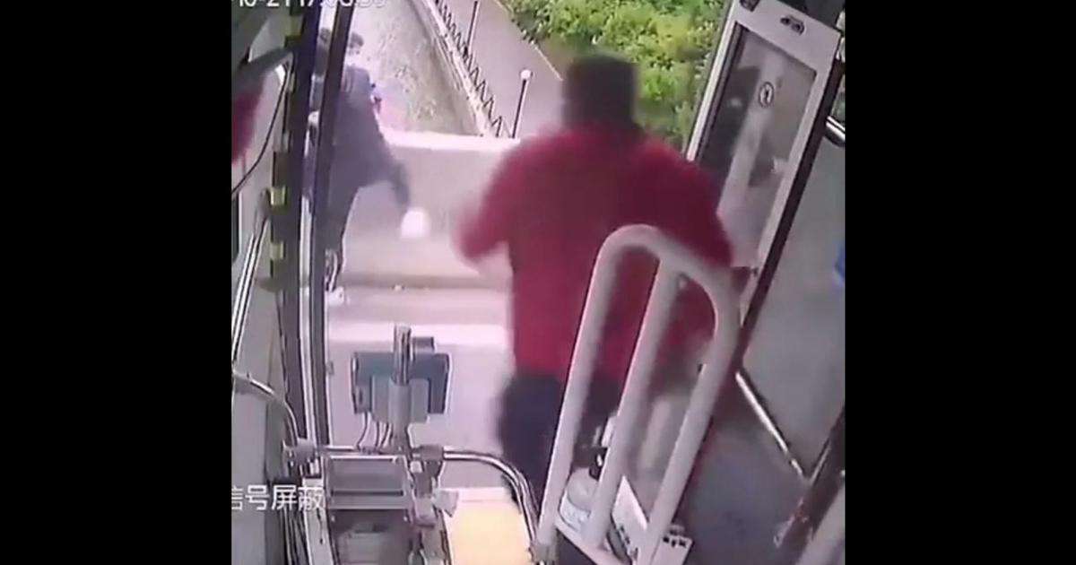 Kierowca autobusu ratuje chłopca przed zamordowaniem przez matkę