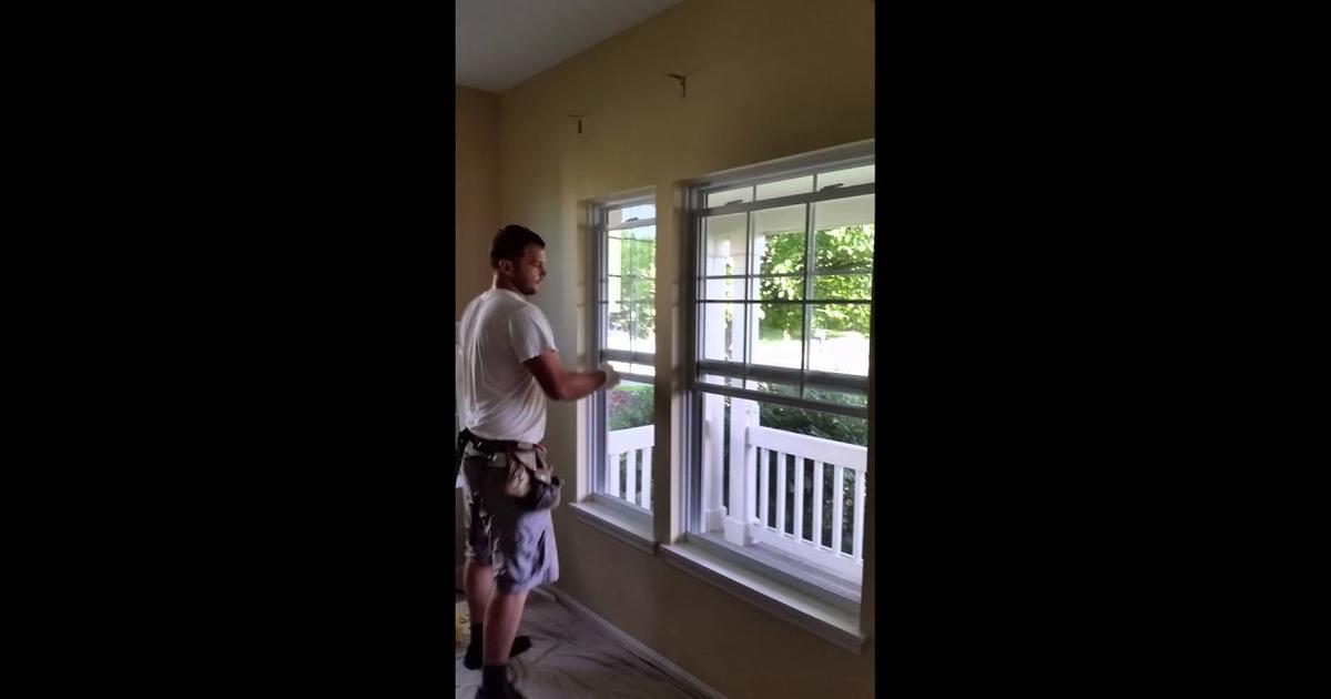 Polak demontuje okna w USA – dom jak z kartonu