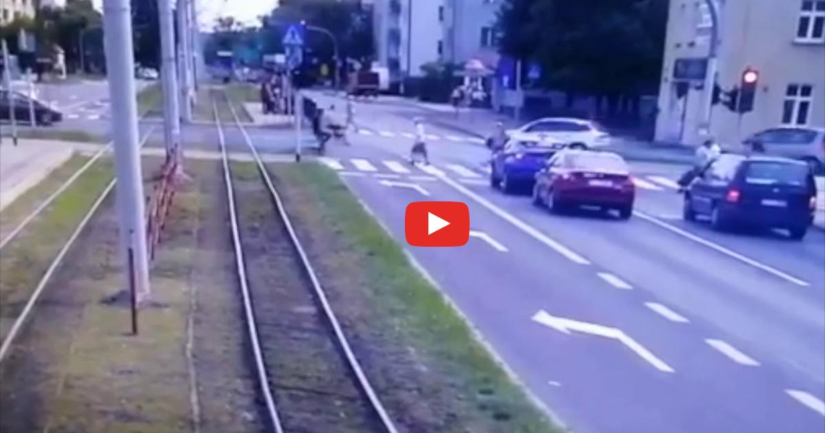 Nagranie ze śmiertelnego wypadku na przejściu. Poszukiwani rowerzyści – Toruń