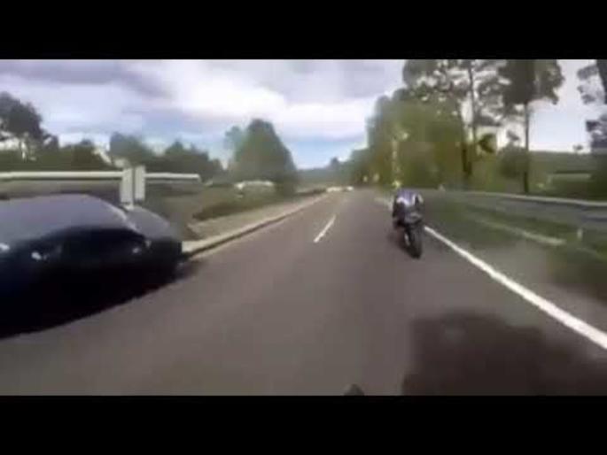 Dziewczyna zaciągnęła hamulec ręczny podczas jazdy, żeby kierowca nie ścigał się z motocyklistami.