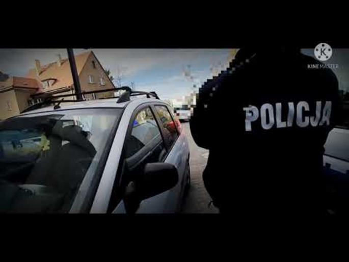 Niedouczony policjant w czasie interwencji zapoznaje się z przepisami kodeksu drogowego
