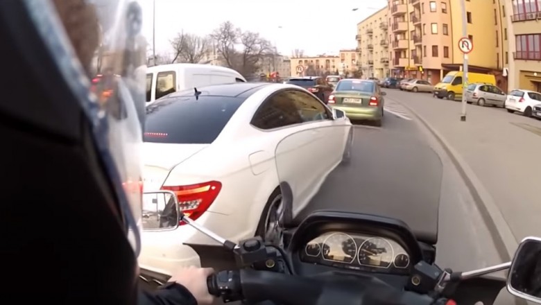 Zdenerwowana królowa w Mercedesie AMG daje popis kultury jazdy w Warszawie