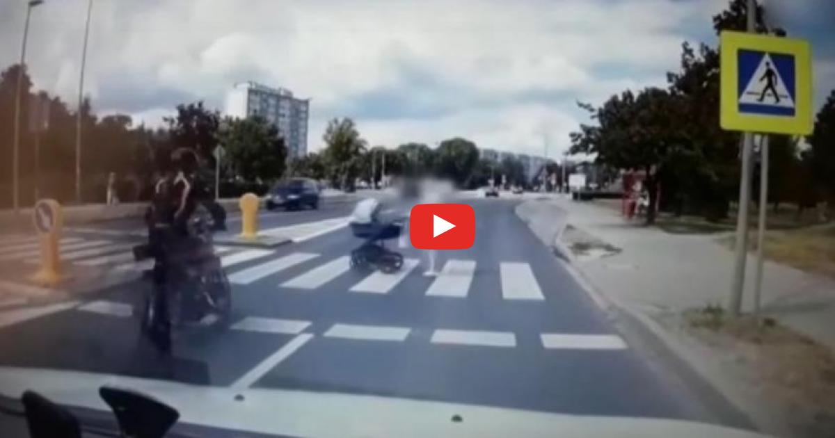 Motocyklista na przejściu wjechał w wózek z dzieckiem – mocne nagranie