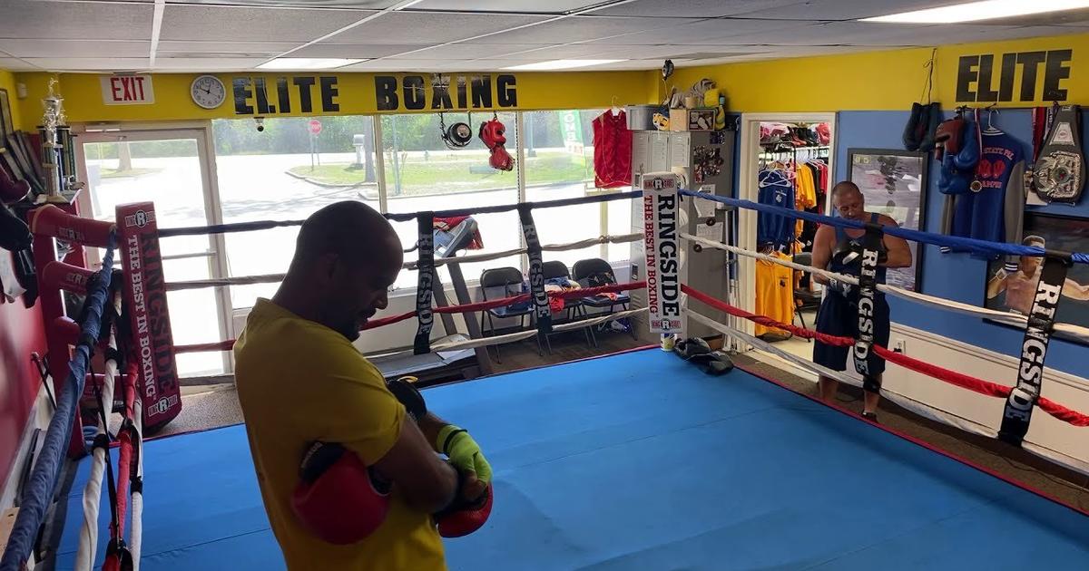 Trener boksu daje lekcję życia cwaniaczkowi z ulicy