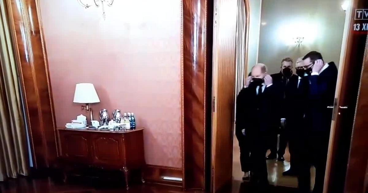 Premier Morawiecki daje przykład jak nosić maseczkę.