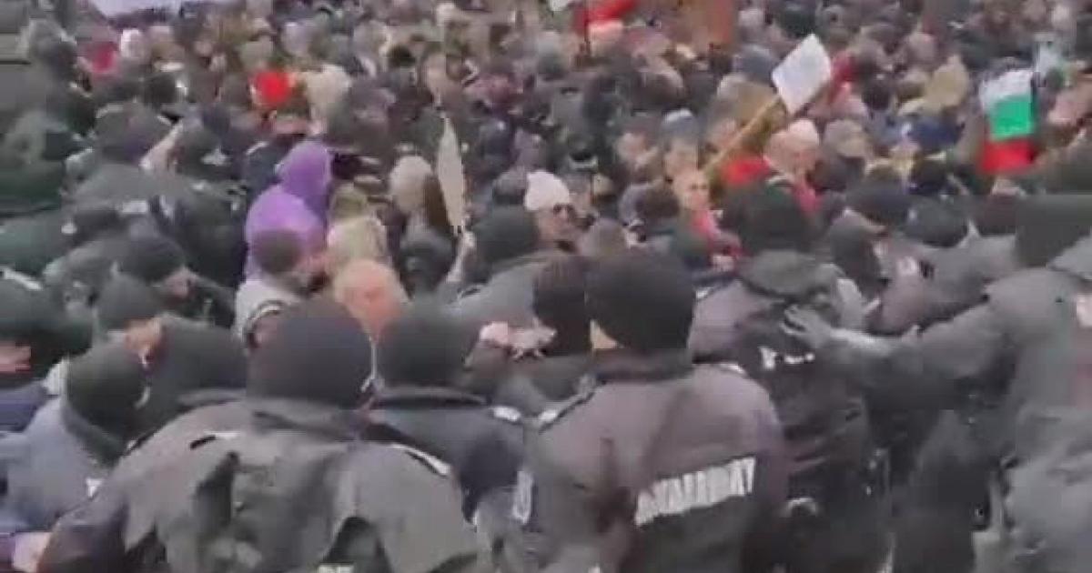 Bułgaria. Szturm na parlament, są ranni i zatrzymani, a w mediach cisza…