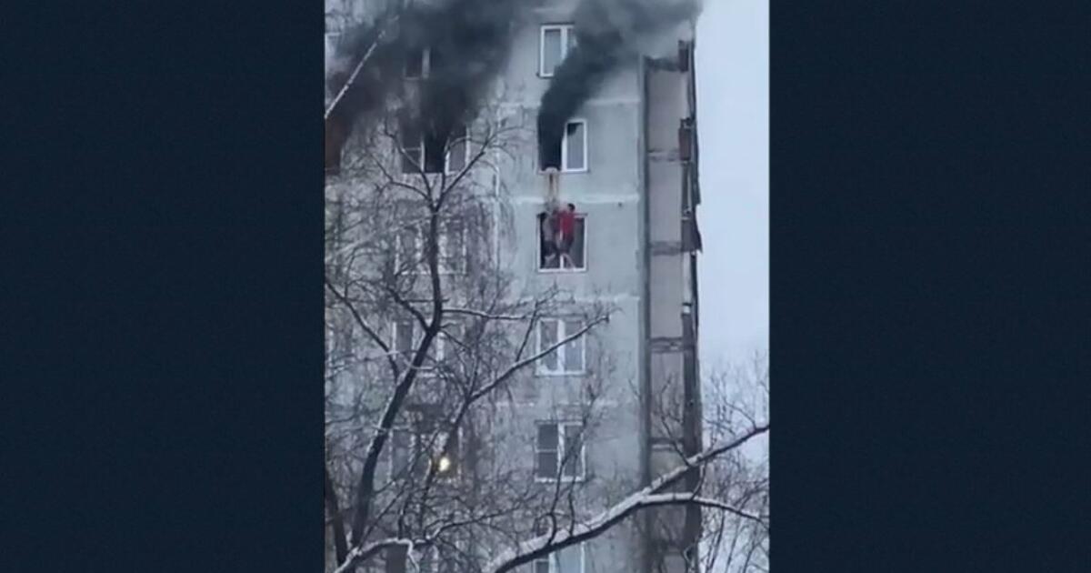 Dwóch chłopaków ratuje dziewczynę z pożaru na 8 piętrze.