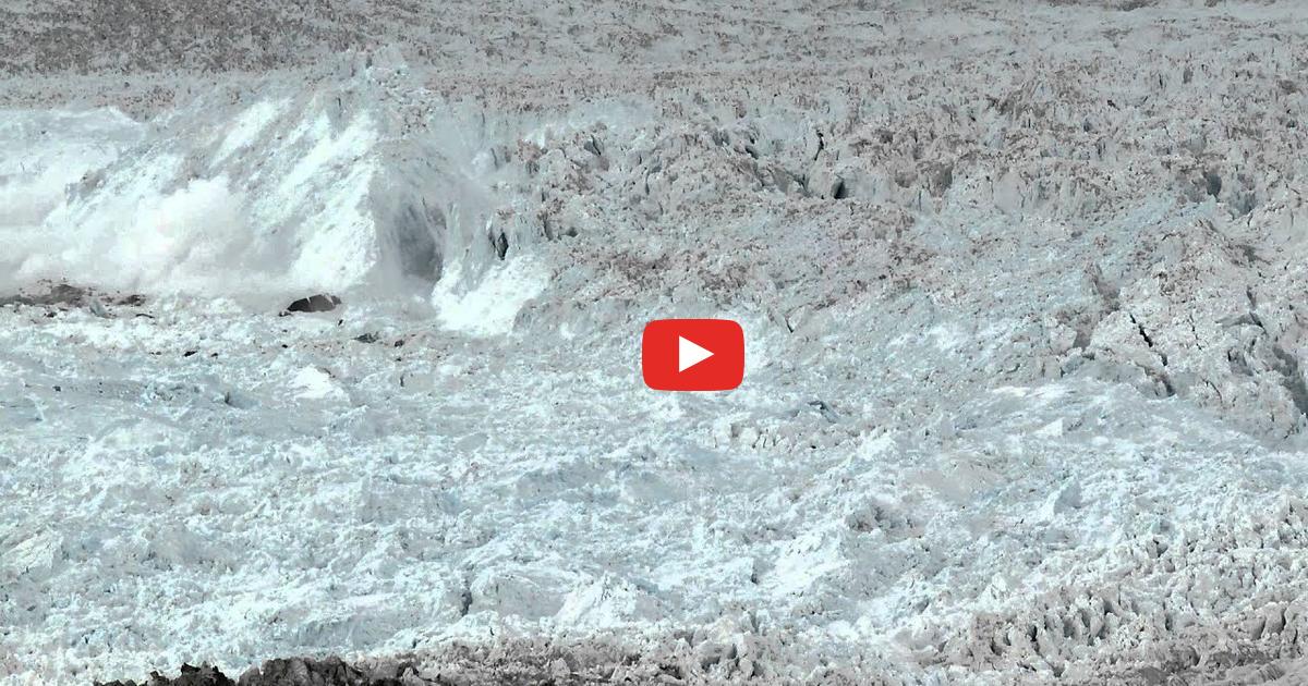 Fotografował lodowiec gdy usłyszał zaczyna pękać. Nagrał niesamowity moment