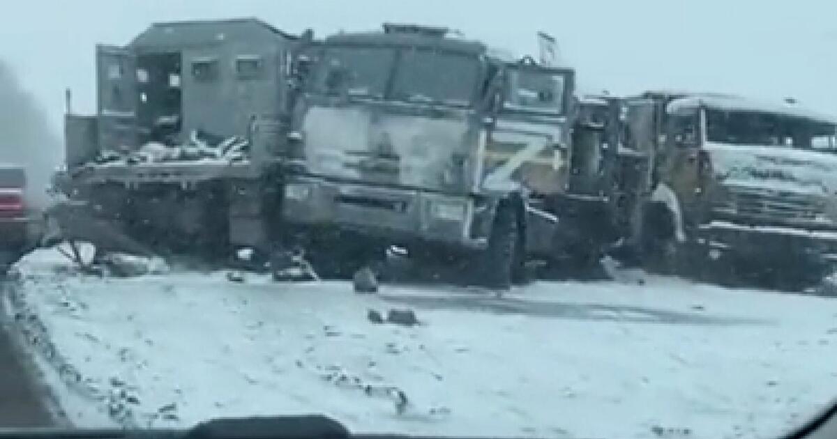 Droga do Charkowa zawalona opuszczonymi/zniszczonymi rosyjskimi pojazdami