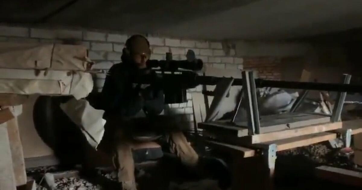 Ukraiński snajper z 14,5 mm z wielkokalibrowym karabinem wyborowym strzelającym do Rosjan