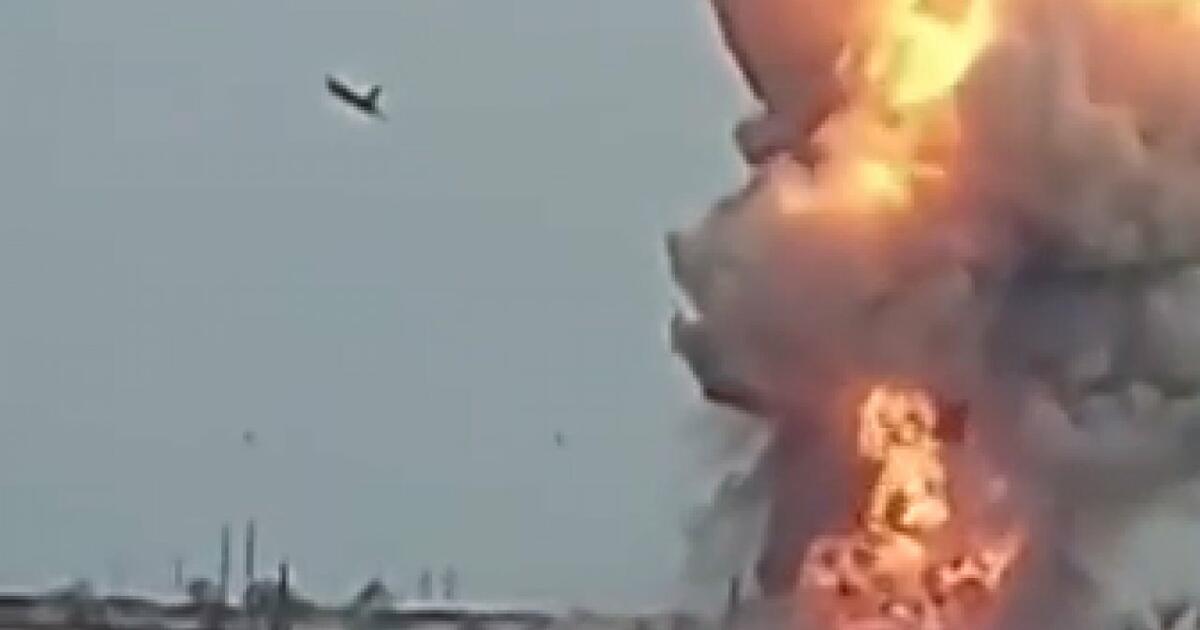 Ukraiński SU-25 niszczy kolumnę rosyjską po czym rozbija się o ziemię