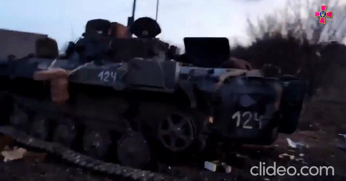 Wyniki rosyjskiego konwoju szturmowego wjeżdżającego na pole minowe w Kamyance w rejonie Charkowa.
