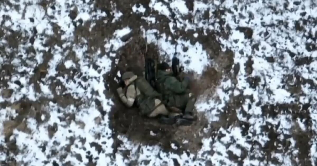 Dwóch rosyjskich żołnierzy znalezionych i machających na widok drona