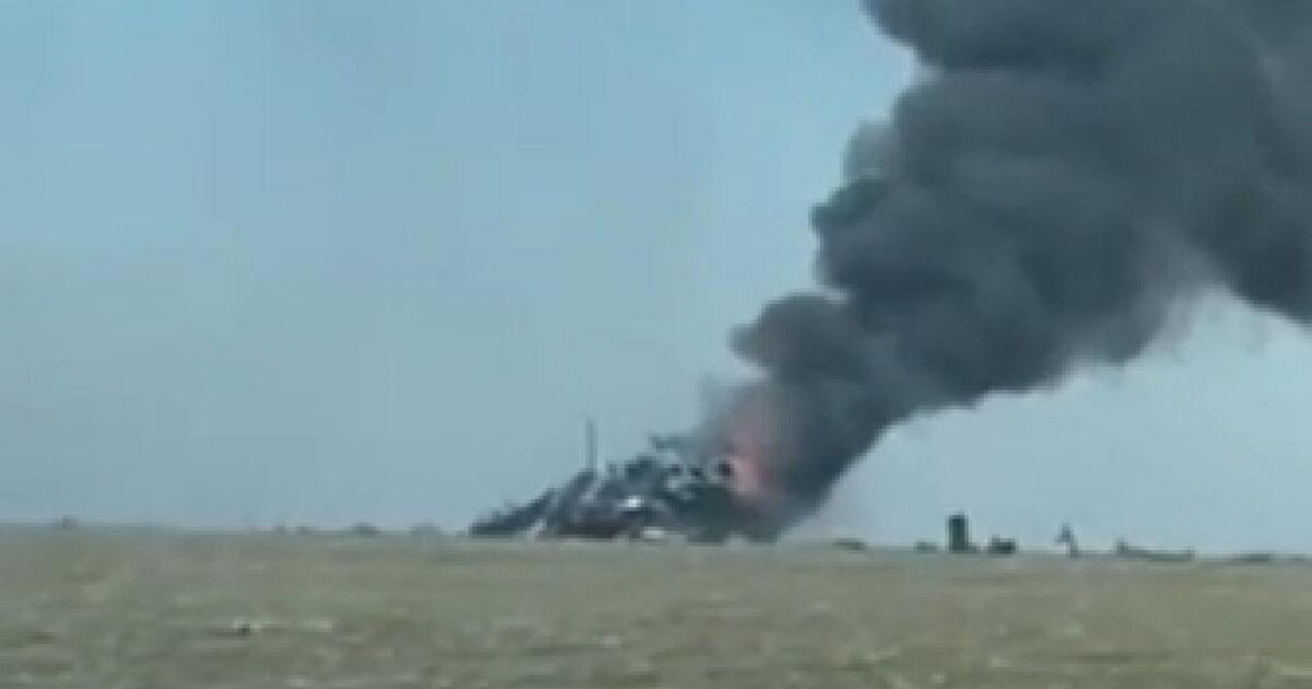 Rosyjskie Su-35 płonące na polu po zestrzeleniu przez siły ukraińskie