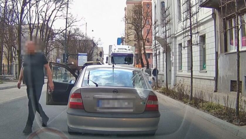 Momentalna karma dla kozaka w Oplu. Szybko kasował auto i uciekł