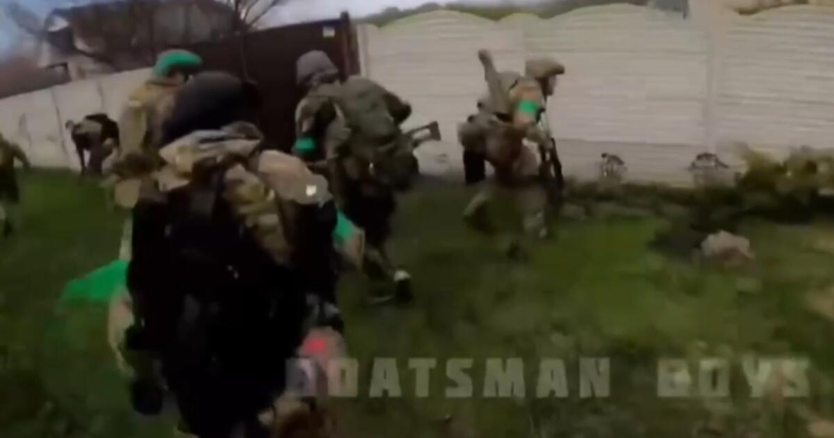 Ukraińskie siły wojskowe wypychają rosjan z wioski