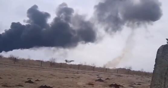 Ukraiński MIG-29 ucieka z bombardowanego lotniska