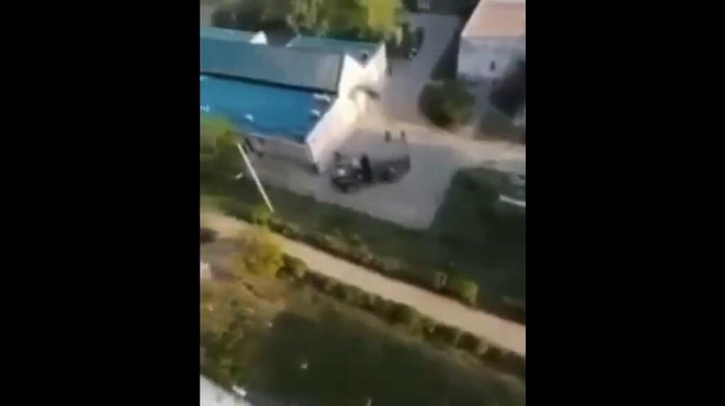 W Kherson. Ukraiński mieszkaniec gwizdał z balkonu, jakby spadał pocisk – Rosjanie się przestraszyli i uciekli.