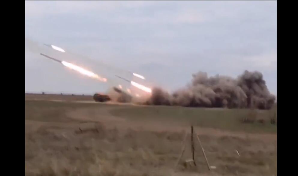 4 Ukraińskie artylerie Uragan MLRS wysyłają pozdrowienia rakietowe na sprzęty rosyjskie.