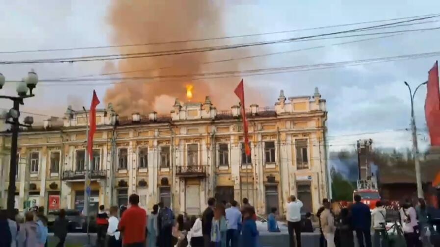 Rosja: Zabytkowy budynek płonie w centrum miasta Irkuck
