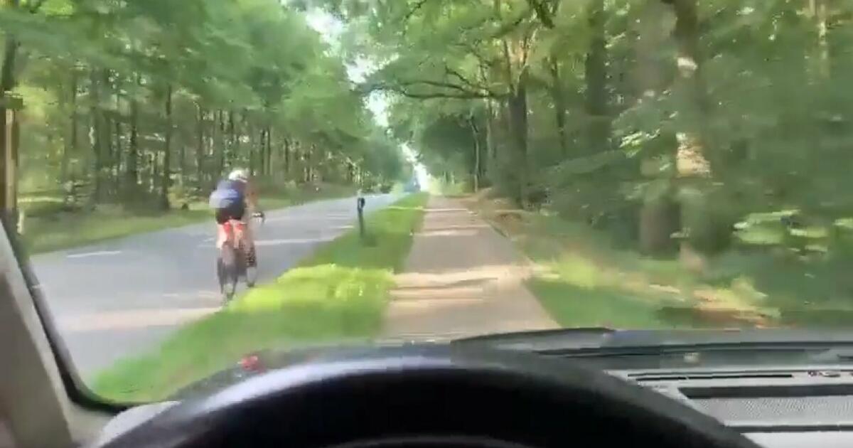 Rowerzysta jedzie ulicą, więc kierowca postanowił przejechać się ścieżką rowerową