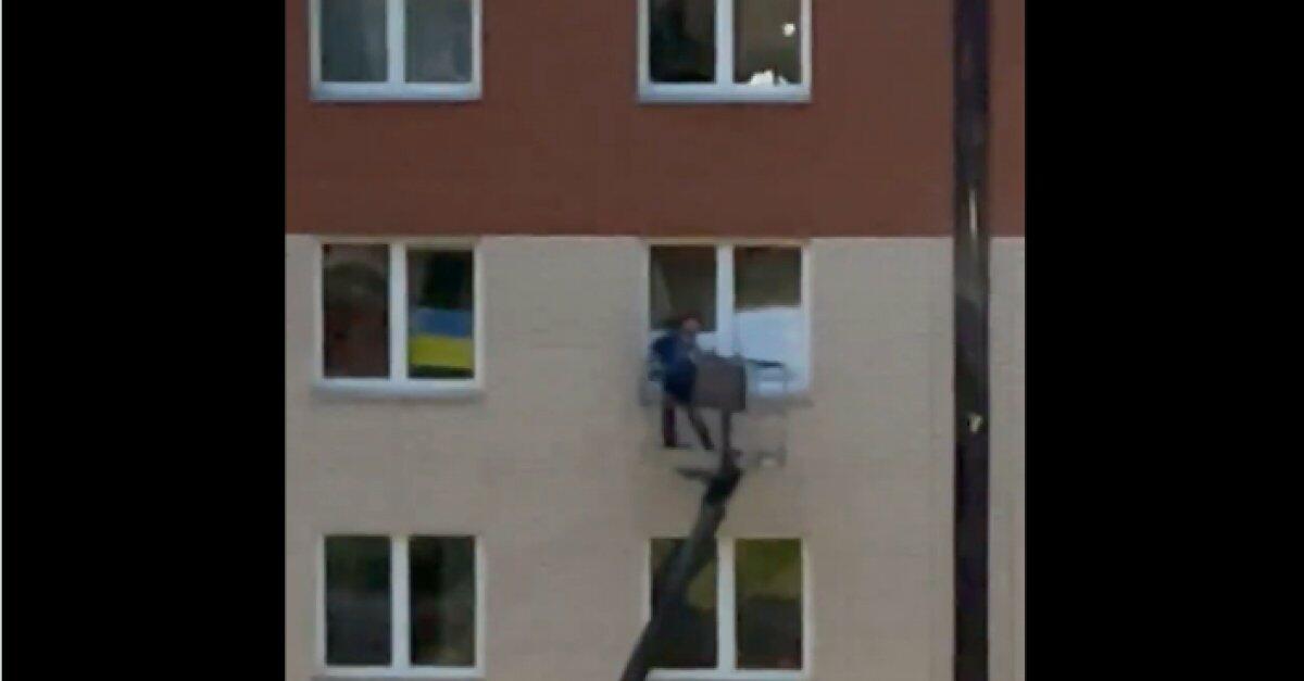 Rosja: wjechali na 3 piętro i zamalowali okna w którym była flaga Ukrainy